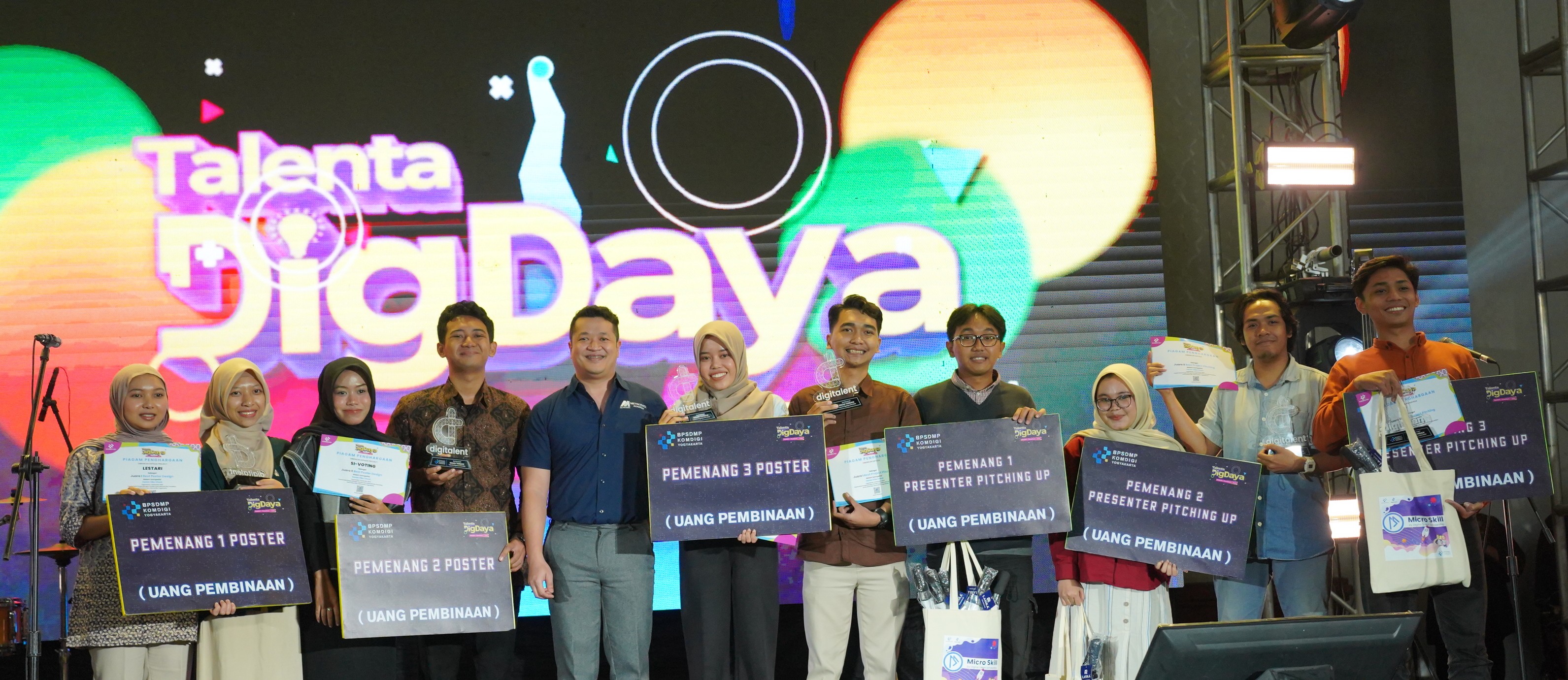 Momen penerimaan penghargaan Talenta Digdaya KOMDIGI Yogyakarta 2025 - Fikri Sidiq